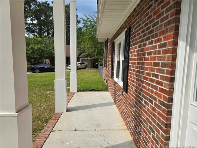 Building Photo - Conveniently located 3 bedroom!