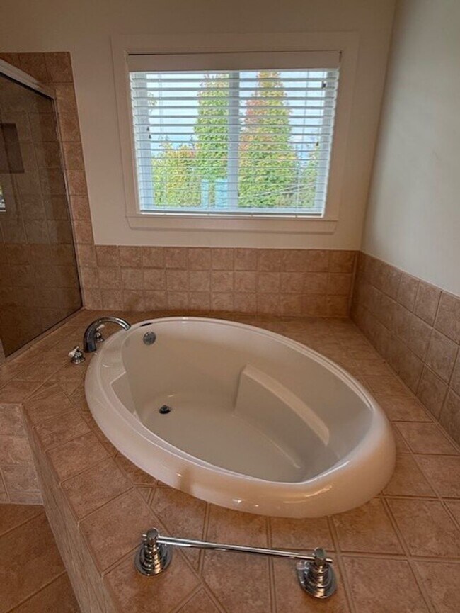 Building Photo - UPDATED CHAFFEY 4 BEDROOOM KINGSTON HOME FOR RENT WITH GREAT VIEWS!