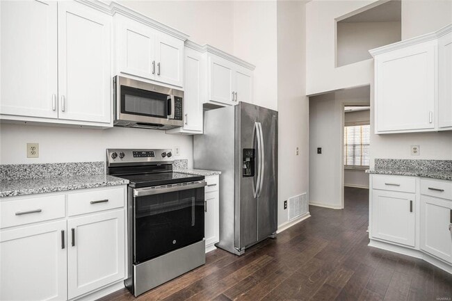 Building Photo - 561 Pine Tree Ln