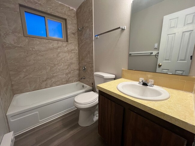 Building Photo - Lily1852 (KC-AM)