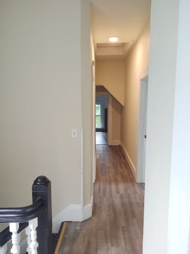 Building Photo - Very Large 4 Bedroom 2 Bath House