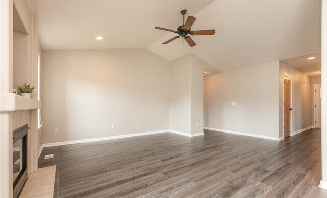 Building Photo - Beautiful Yelm Home!