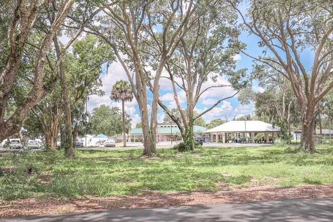 Building Photo - 107 Iona Ave