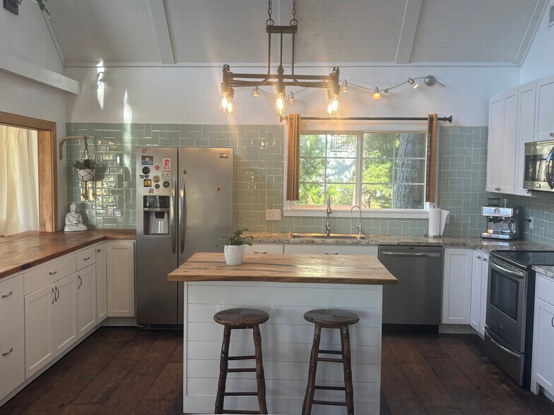 Building Photo - 44 W River Dr