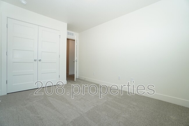 Building Photo - 1333 N Webb Wy