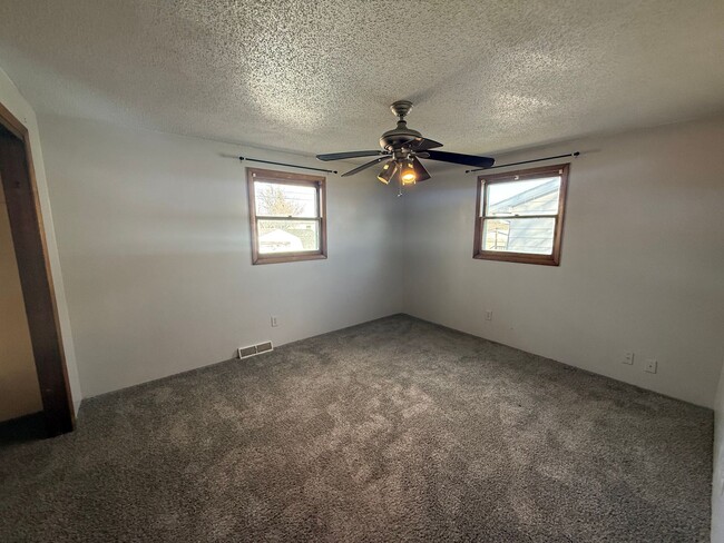 Building Photo - Two bedroom, One and half bathroom house! Pet friendly!