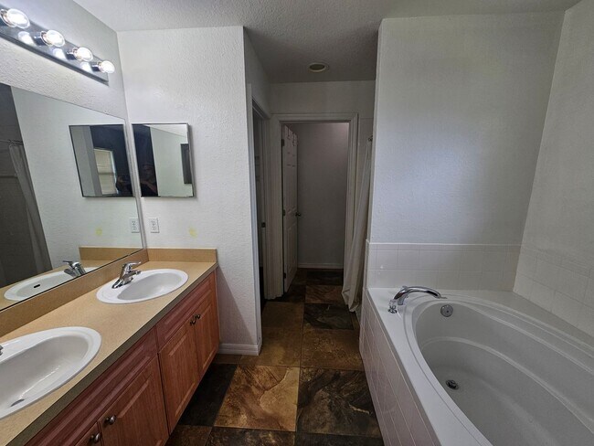 Building Photo - BEAUTIFUL 3 BED / 2 / BATH /2 CAR GARAGE (...