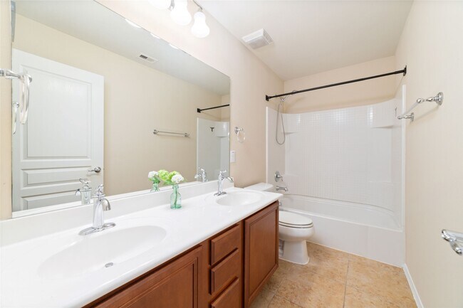 Building Photo - 6403 Guilford Glen Ln