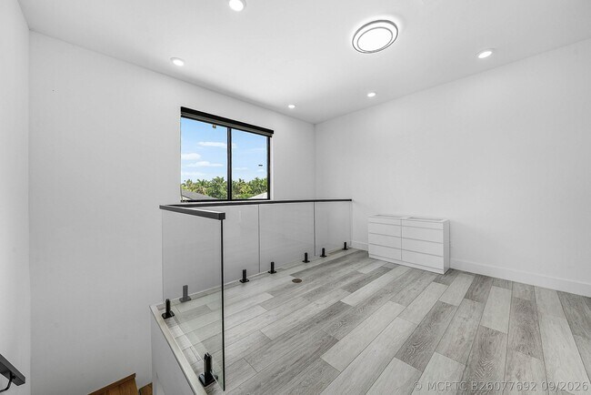 Building Photo - 641 Marshall Rd