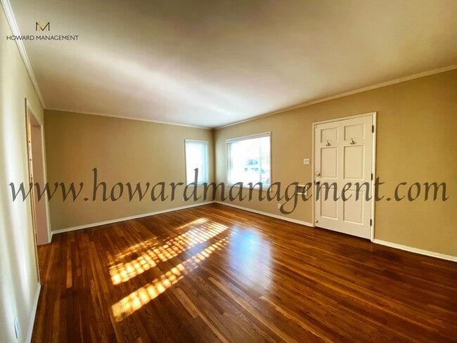 Building Photo - Lovely home with extra large backyard, con...