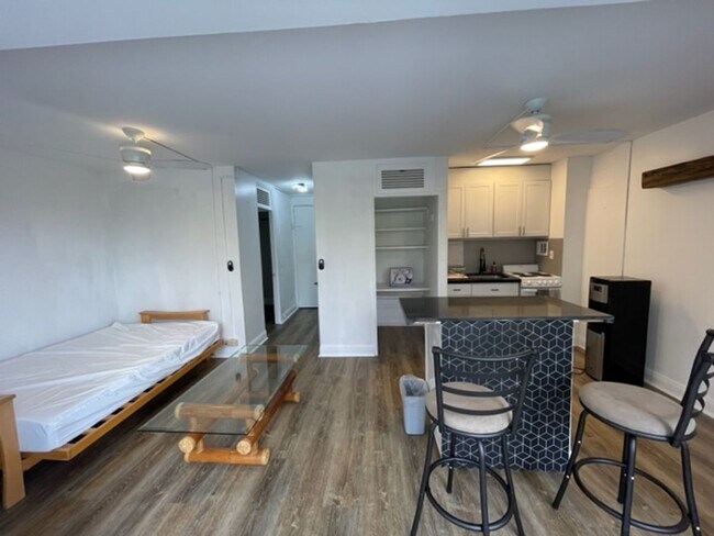 Building Photo - Cute Studio Waikiki- Furnished/ ALL Utilti...