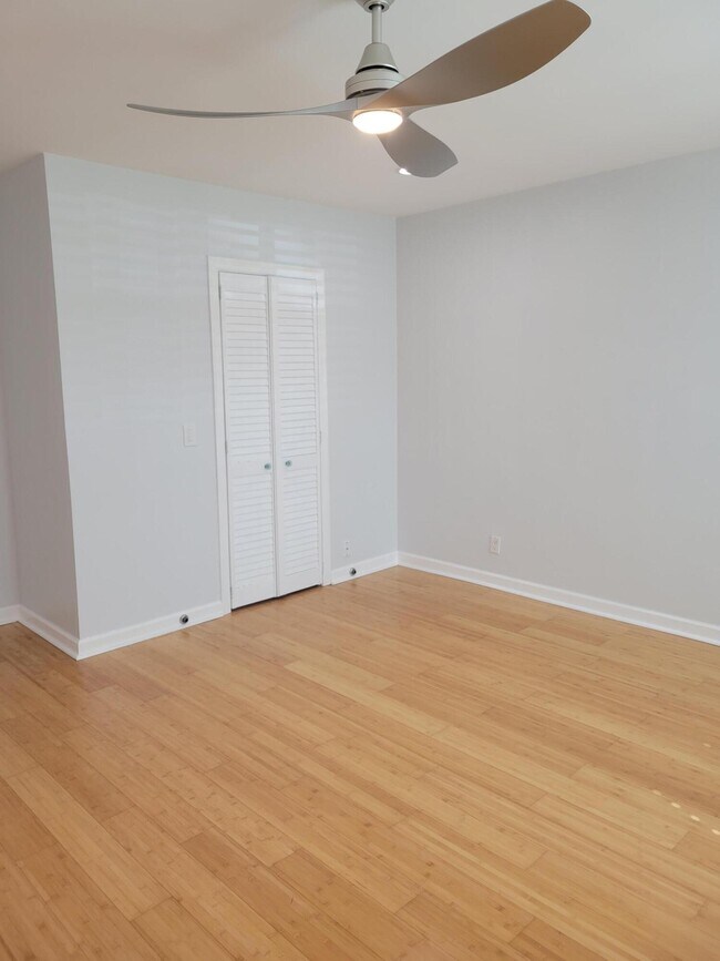 Building Photo - 101 S Golfview Rd