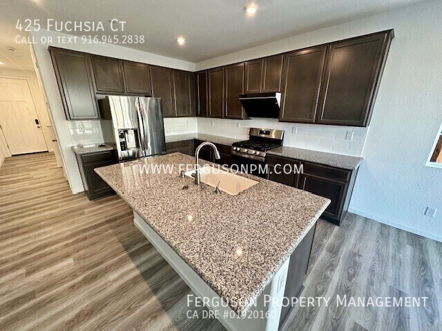 Building Photo - 425 Fuchsia Ct