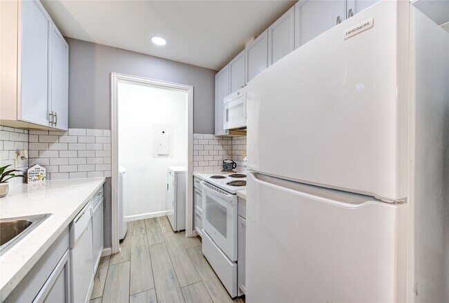 Building Photo - 3929 Tanglewilde St