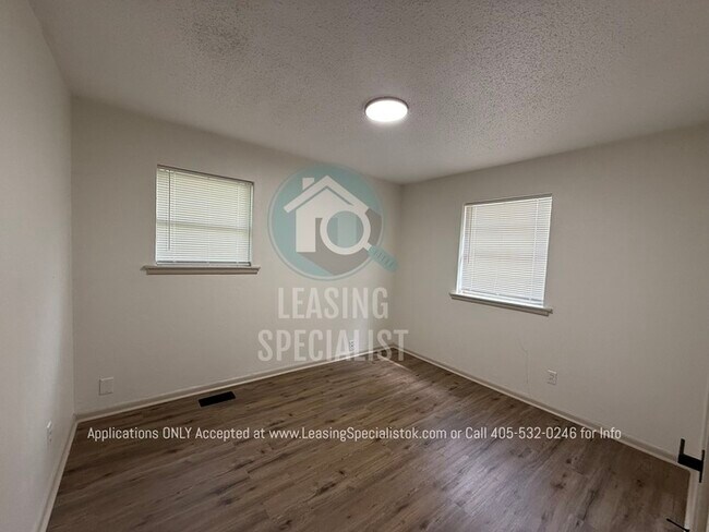 Building Photo - Charming South East OKC Home AVAILABLE FOR IMMEDIATE MOVE IN!
