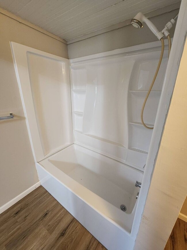 Building Photo - Charming 4-Bedroom Property in Prime Location (SECTION 8 VOUCHERS ACCEPTED)