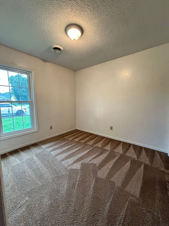 Building Photo - 255 Bayberry Ct
