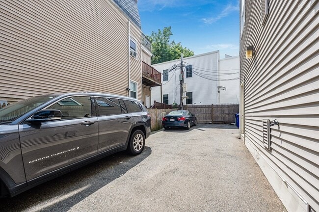 Primary Photo - 601 E Broadway