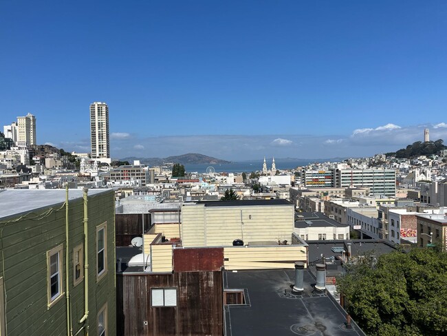 Building Photo - Amazing top floor flat w/views from the un...