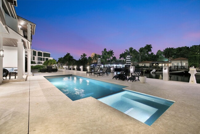 Building Photo - 400 Mola Ave