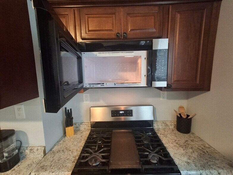 Building Photo - 474 Manton Ave