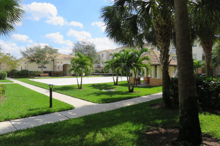 Lush common areas - 9845 Baywinds Dr