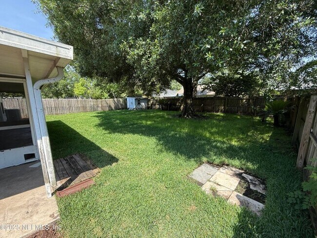 Building Photo - Great location