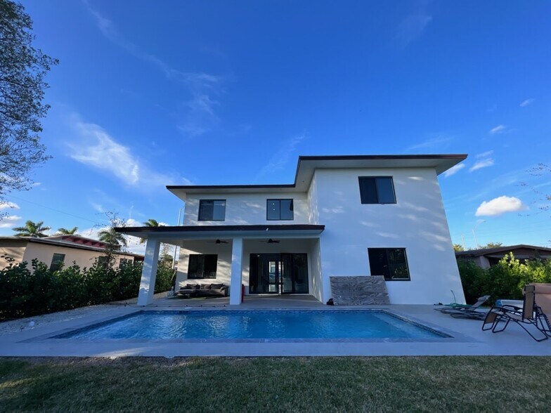 Building Photo - 6422 Coral Way