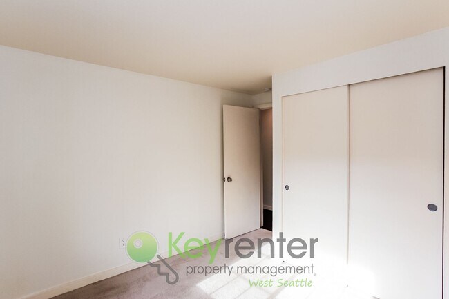 Building Photo - Live Easy in This Stylish 2-Bedroom with I...