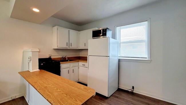 Building Photo - 1202 W 7th St