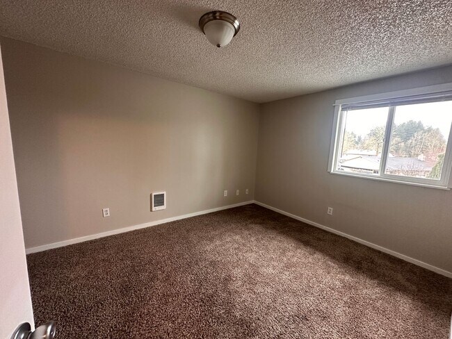 Building Photo - 912-916 NE Hacienda Ct