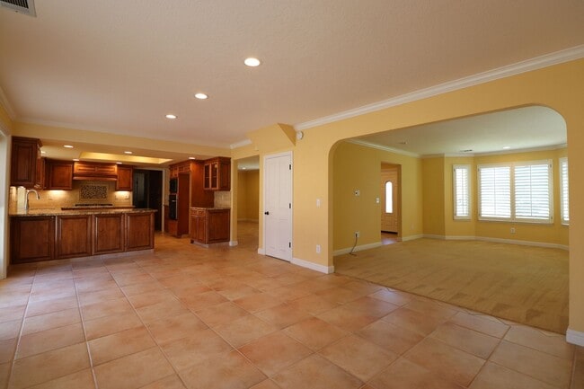 Building Photo - Beautiful Executive Home on the Golf Course