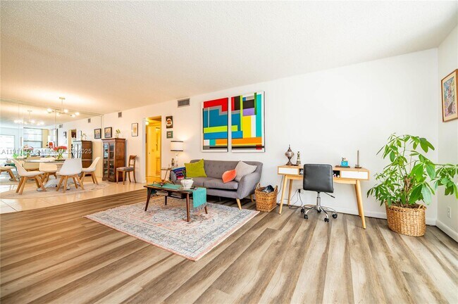 Building Photo - 2101 Lucaya Bend