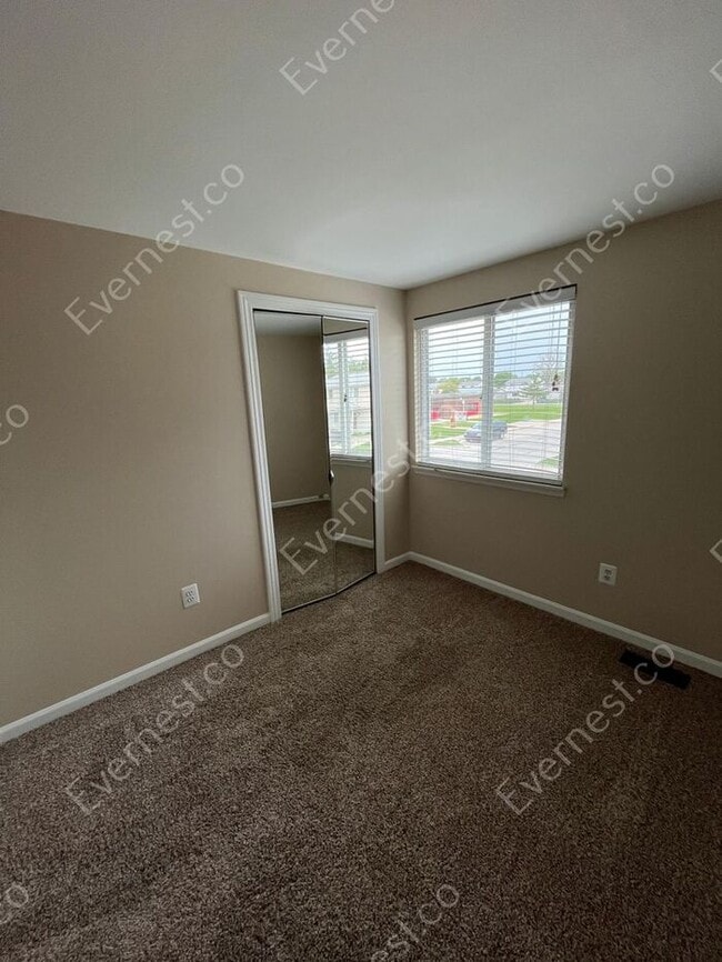Building Photo - Charming 3 bedroom in Madison Heights / Pe...