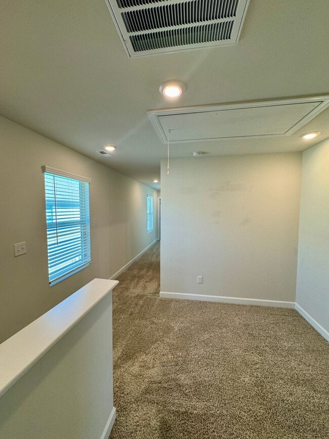 Building Photo - 3BR/2.5BA; Desirable Belmont Location