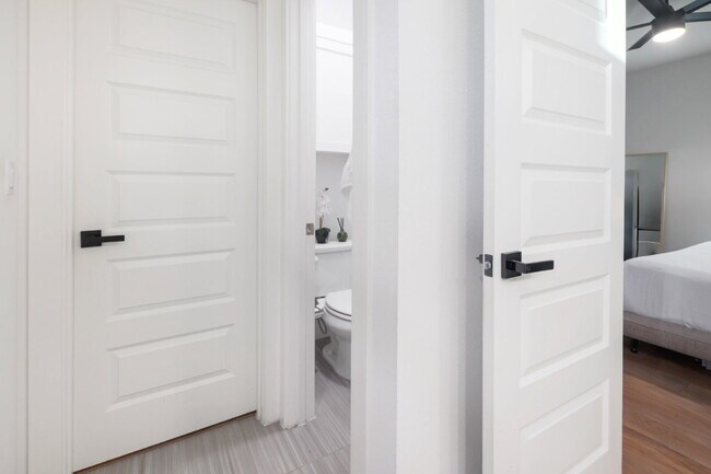 Building Photo - Spacious 3-Bedroom Townhouse Retreat 1 MON...
