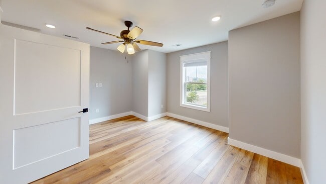 Building Photo - 1207 Hedge Ave