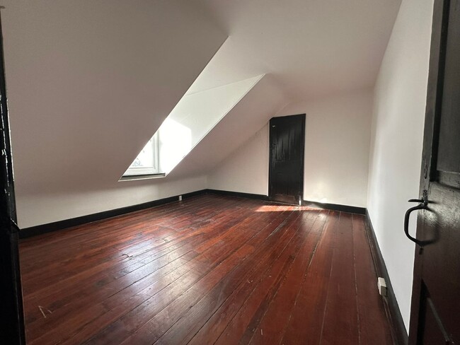 Building Photo - Amazing 4-Bedroom Apartment Located in Nor...