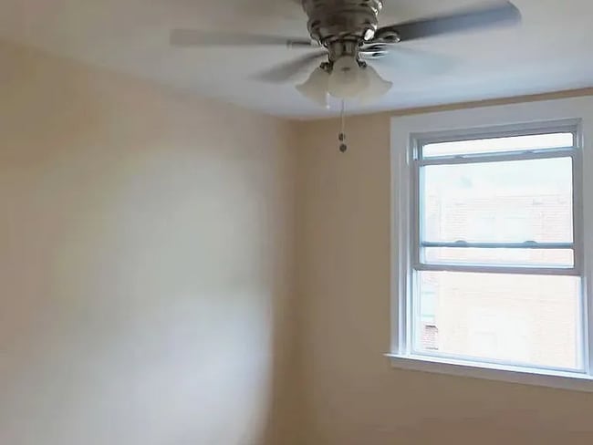 Building Photo - This 3-Bedroom/1-Bathroom Townhome
