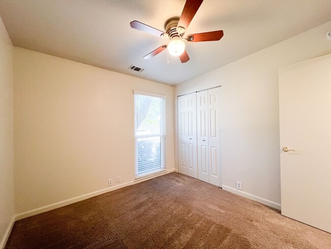 Building Photo - Spacious 3 Bed 2 Bath Home
