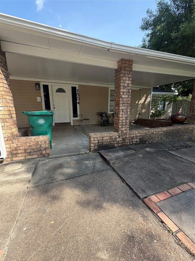 Building Photo - 1504 Lawrence Ave