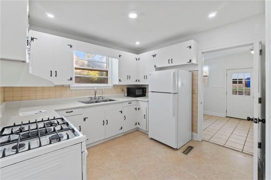 Building Photo - 1340 Cumberland Dr