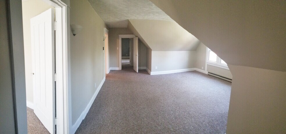 Living Room - 542 6th W St