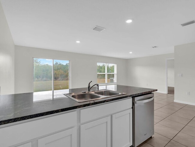 Building Photo - Beautiful 4 bedroom 2 bathroom Single Family House! Like new!