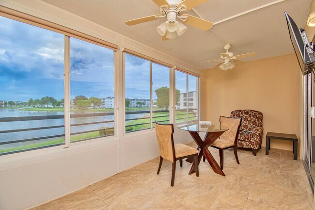 Building Photo - 2030 Ainslie Dr