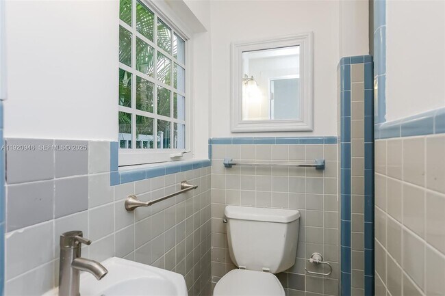 Building Photo - 1916 Ferdinand St