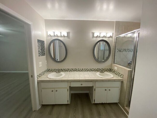 Building Photo - MOVE-IN SPECIAL-WONDERFUL 3/2.5 Home with 1 car garage-UCF Area