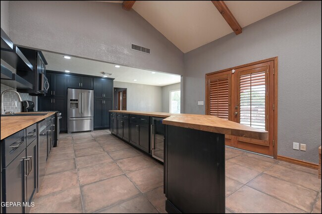 Building Photo - 6412 Via Aventura Dr