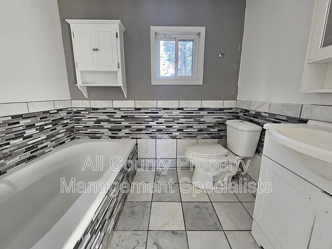 Building Photo - 1301 Pineview Dr