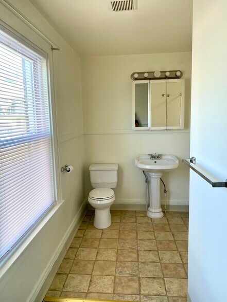 Building Photo - 933 Highland Ave